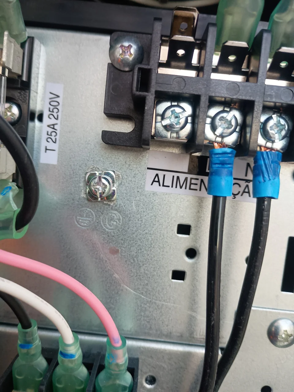 Bornes e terminais conectados em componente elétrico