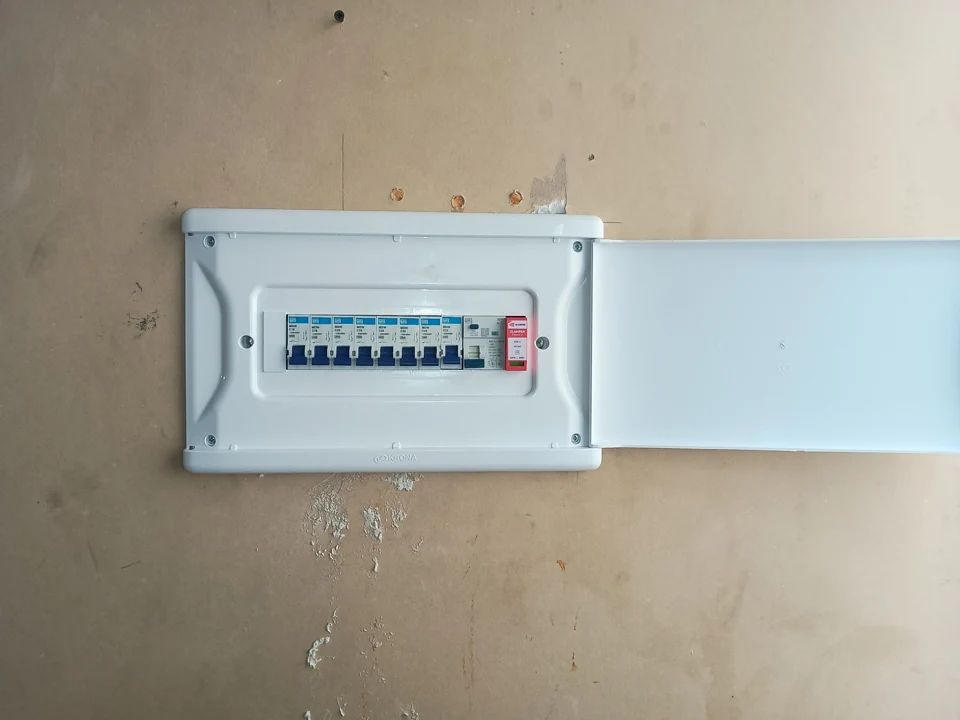 Quadro embutido branco com fileira de disjuntores e tampa lateral aberta